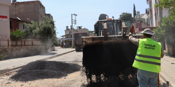 Toroslar’da Asfalt Çalışmaları Aralıksız Sürüyor