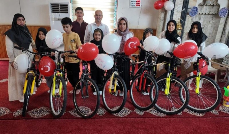 İmamın gönüllere dokunan geleneği: 26 yıldır çocukları ödüllendiriyor