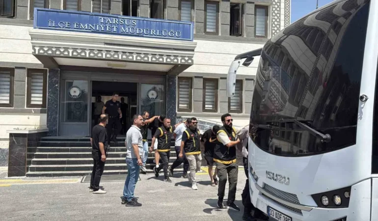 Tarsus’ta alacak verecek kavgası kanlı bitti!