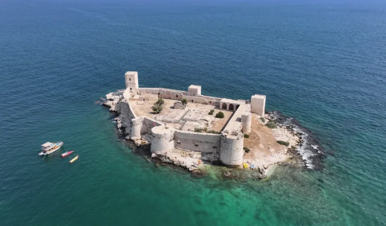 Kızkalesi’ne turist akını! Otellerde doluluk rekor seviyeye ulaştı