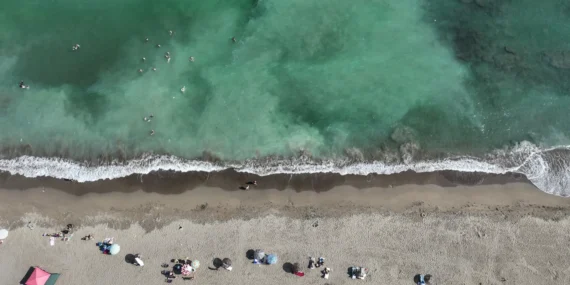 Mersin’de sıcak hava bunalttı! Vatandaşlar denize akın etti