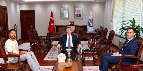 Mersinli milli tenisçi Ahmet Kaplan’dan Vali Atilla Toros’a ziyaret
