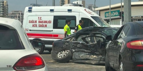 Ambulans ile otomobil çarpıştı: 3’ü sağlık çalışanı 5 yaralı