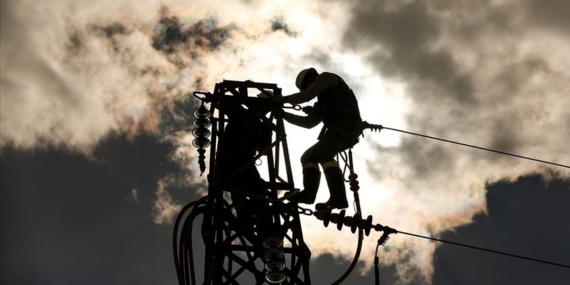 Mersin’de sıcak hava yetmedi, elektrik kesintileri de çileye döndü!