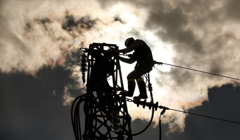 Mersin’de sıcak hava yetmedi, elektrik kesintileri de çileye döndü!