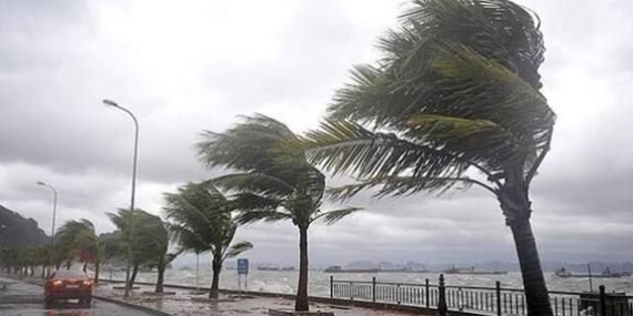 Mersin sahilinde şiddetli fırtına