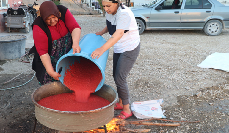 Yaz bitmeden başladı! Mersin’de salça kazanları kaynamaya başladı